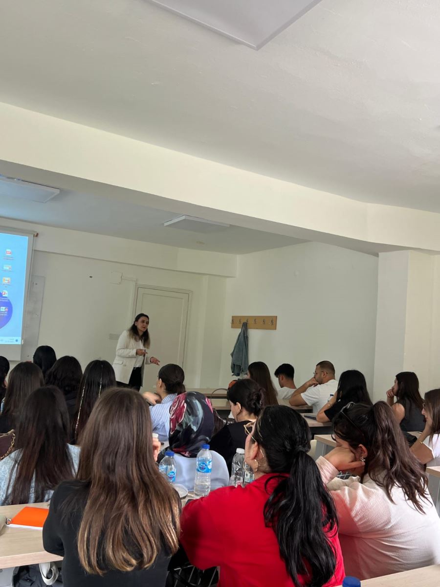 Dalaman Meslek Yüksekokulu'nda, önlisans öğrencilerini lisans programlarına hazırlamak amacıyla Dikey Geçiş Sınavı (DGS) hakkında bilgilendirme semineri düzenlendi.  Seminer, 22 Nisan 2025 Salı günü, Rehber Öğretmen Hale Çetin tarafından gerçekleştirildi. Seminerde, sınavın kapsamı, başvuru süreci, puanlama sistemi, tercih dönemi ve çalışma yöntemleri gibi pek çok konu ele alındı. Öğrenciler seminer boyunca hem sorularını sorma fırsatı buldu hem de sınav sürecine dair motivasyon kazandı.